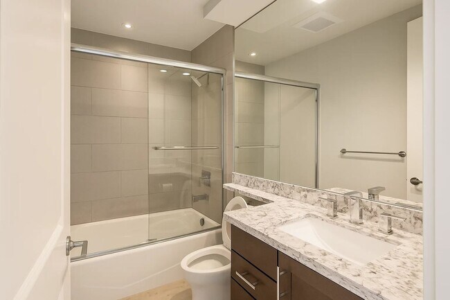Building Photo - Rare 4-Bedroom Find in Redondo Beach