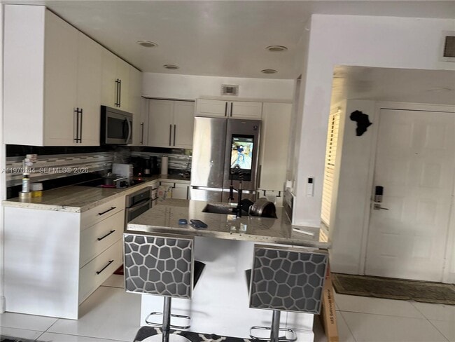 Building Photo - 20170 NE 3rd Ct