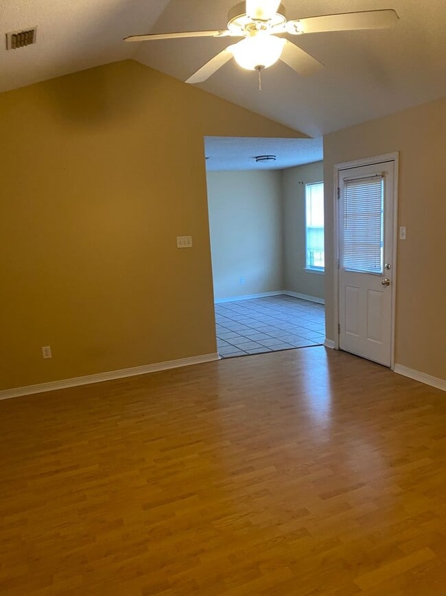 Building Photo - Contact Peggy 501 676 1758