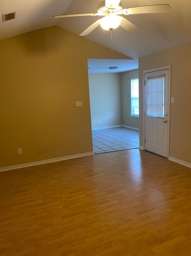 Building Photo - Contact Peggy 501 676 1758  or Heather 501 350 0540