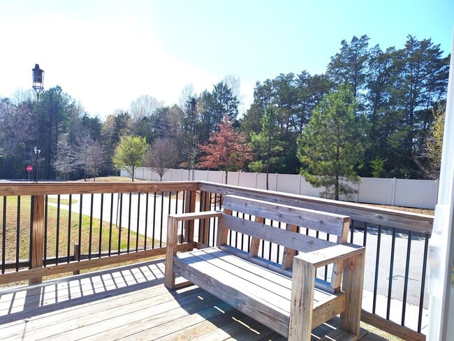 Building Photo - Charming, end-unit, townhome located in the Wrights Crossing Community!