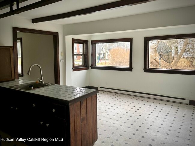 Building Photo - 189 Maple Ave