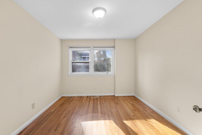 Building Photo - 4 Bedroom 3.5 Bathroom - Van Ness/Tenleytown Semi Detached Home - Attached 1 Car Garage