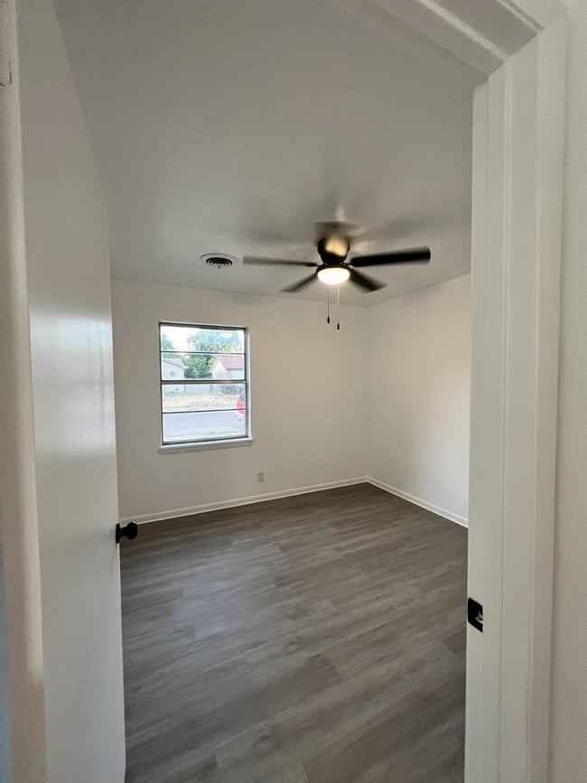 Building Photo - 1402 Missouri Ave