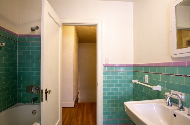 Building Photo - LOOK & LEASE! Stunning 1930s Townhouse in ...