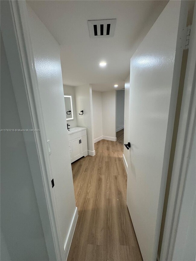 Building Photo - 3475 N Country Club Dr