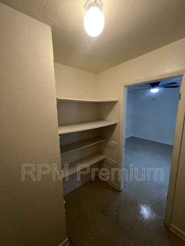 Building Photo - 2150 N Sherwood Forest Dr