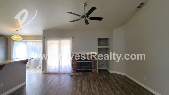 Building Photo - 3 Bedroom 2 Bath Hesperia Home with a bonu...