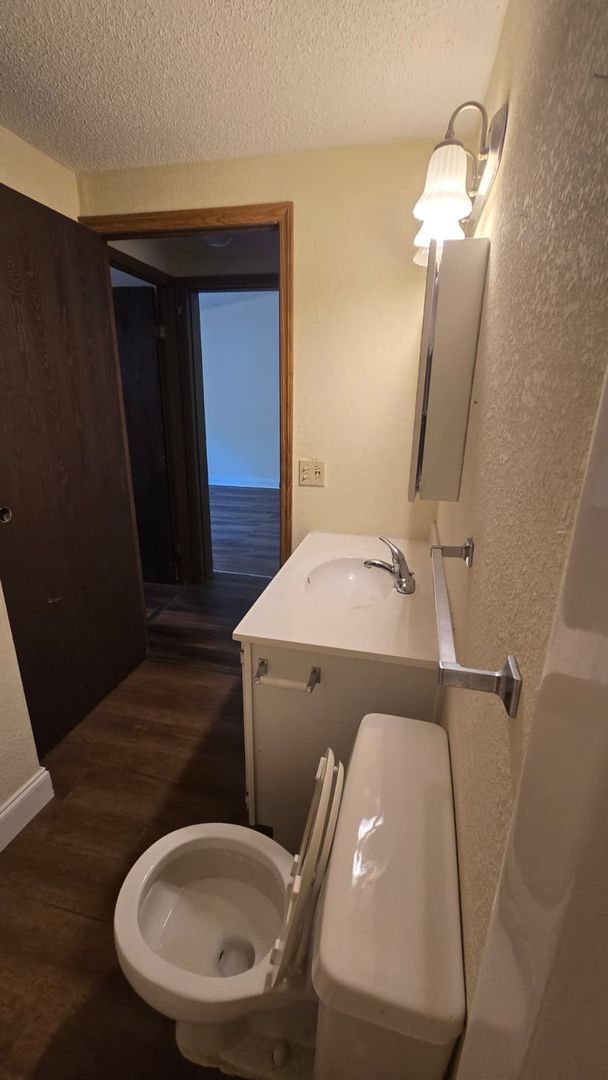 Building Photo - Fully Renovated 1/1 Available for Immediat...