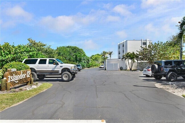 Building Photo - 1289 NE Ocean Blvd