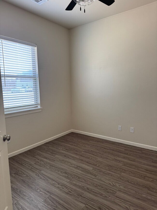 Building Photo - Charming 2 bed/2 bath in gated community The Enclave!