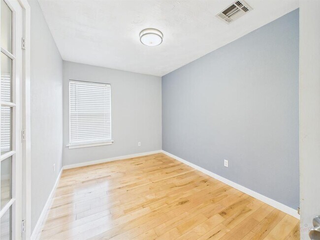 Building Photo - 304 E 33rd St