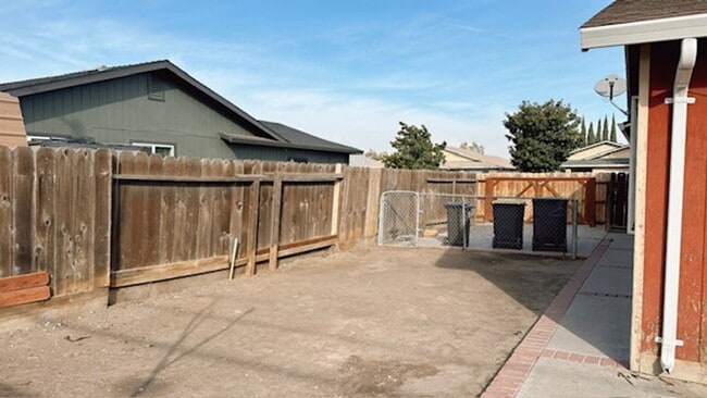 Building Photo - Walking distance to San Joaquin Elementary