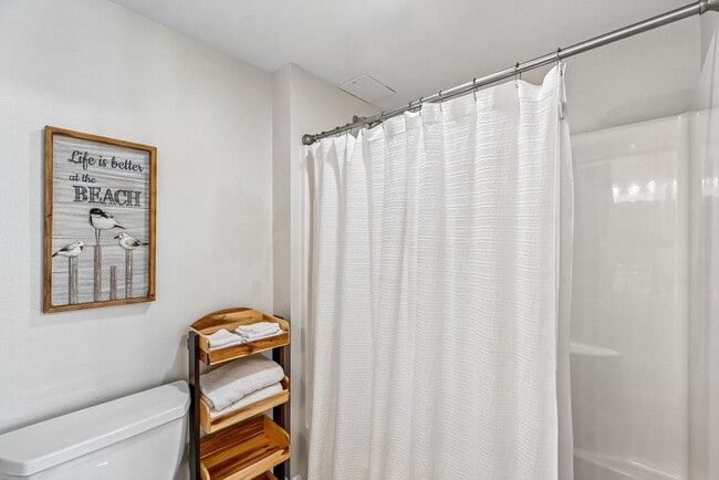 Building Photo - 9896 S Thomas Dr