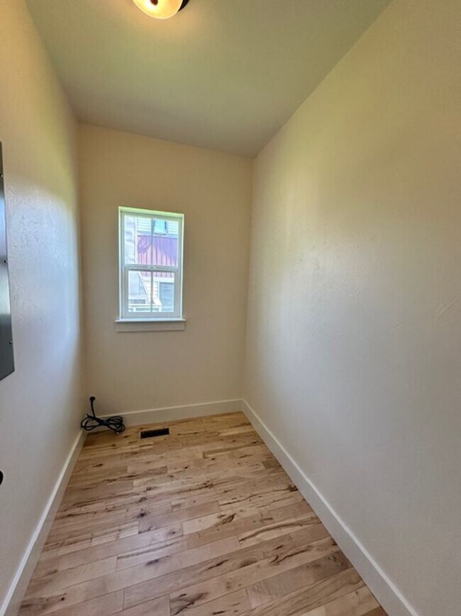 Building Photo - Beautiful 4 bedroom townhome