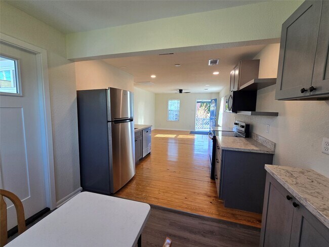 Building Photo - 914 Avenue K