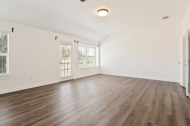 Building Photo - Modern 3BD Townhome Near DFW Airport & Major Highways