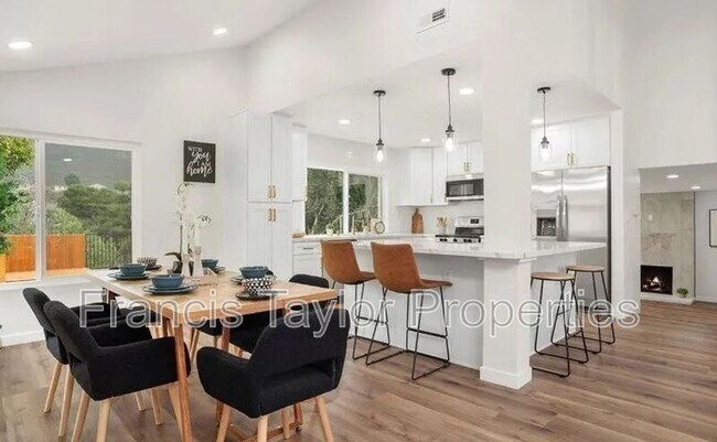 Building Photo - 13837 Paseo Cardiel