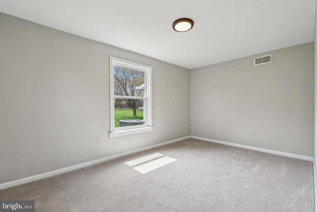 Building Photo - 5023 Broad Run Church Rd