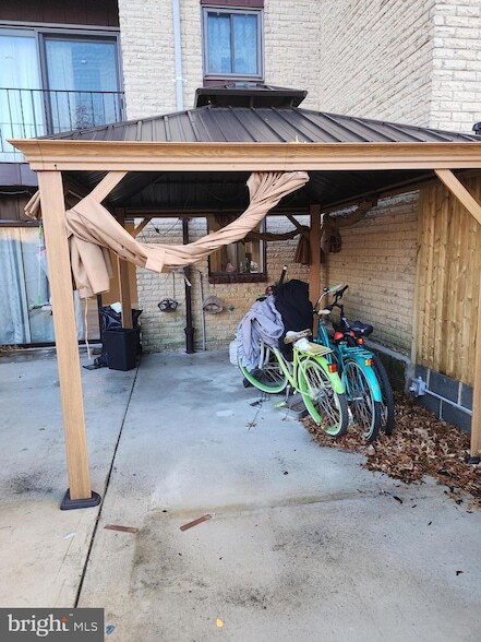 Building Photo - 8030-8000 Ditman St