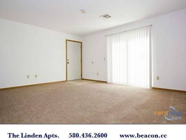 Building Photo - 1315 N Oak Ave