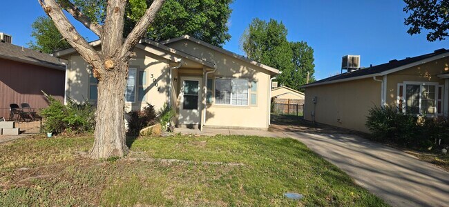 Building Photo - 3007 Acero Ave