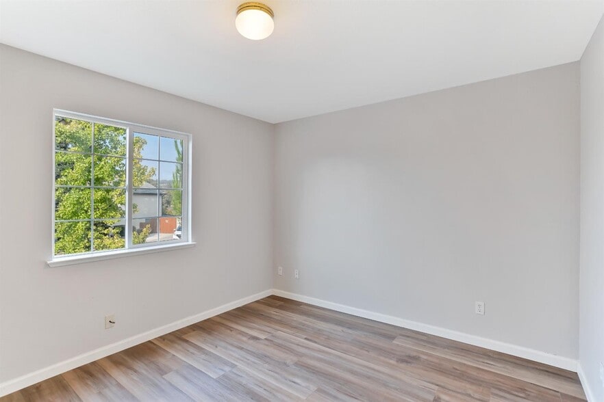 The view of one of the upstairs bedrooms from the doorway. - 3038 Courtside Dr