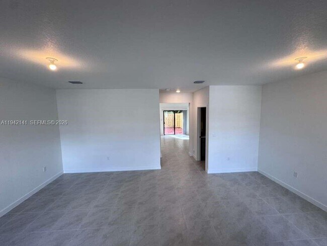 Building Photo - 15490 NE 3rd Ave