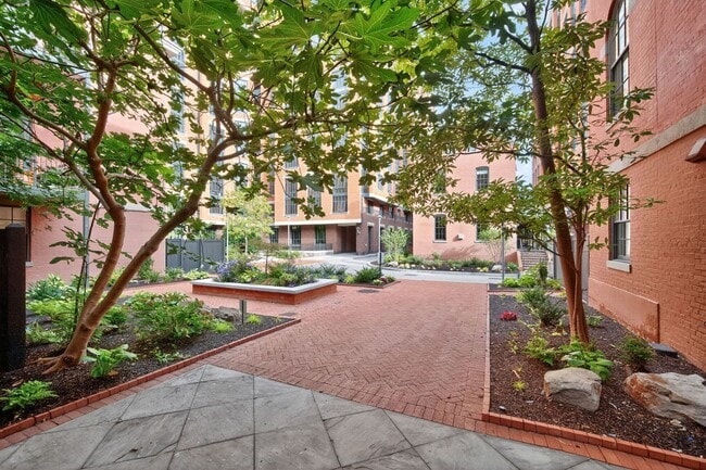 Building Photo - 1/2 off one month’s rent with a lease star...