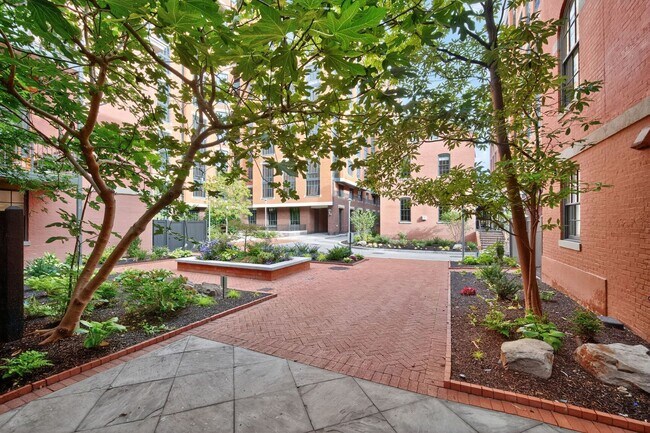 Building Photo - Available Now! High End 2 Bed 2 Bath in Lu...