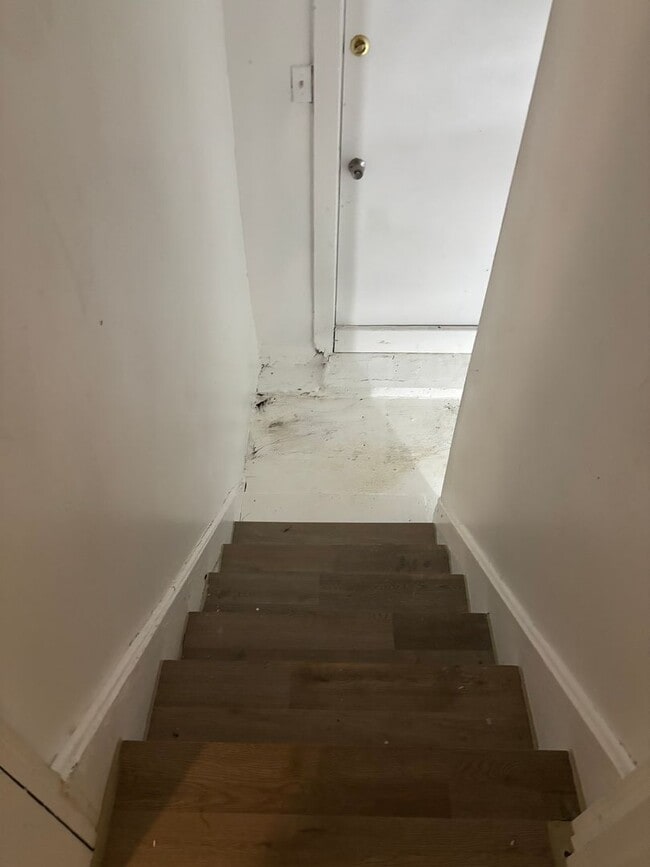 Building Photo - Charming spacious 4-bedroom home. Section ...