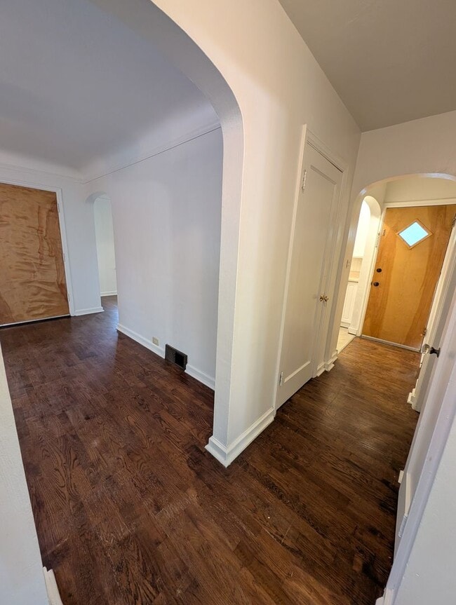 Building Photo - Quaint 2 Bedroom in Navy Yard City - TONS of Extra Space! Available Now!