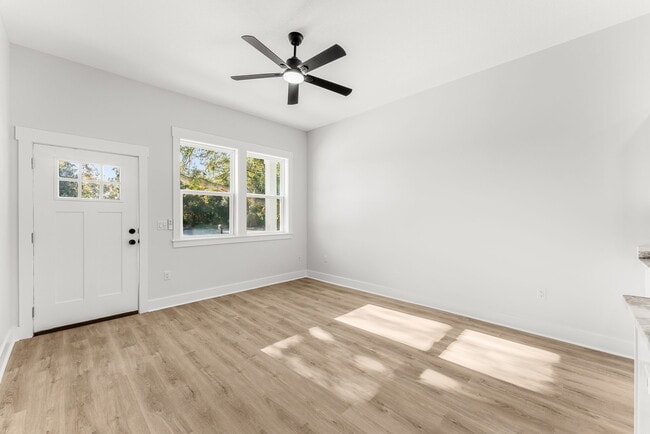 Building Photo - Water Oak