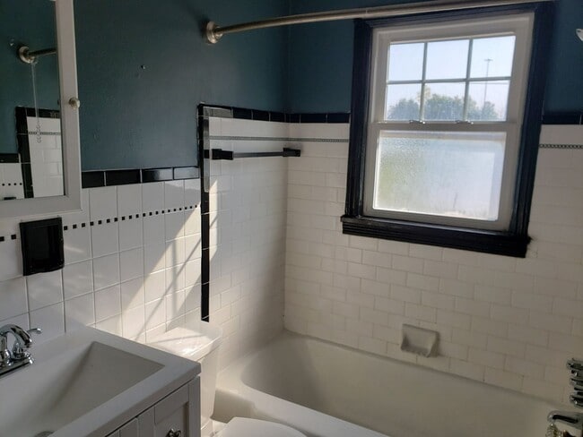 Building Photo - Charming 3 bedroom single family home loca...