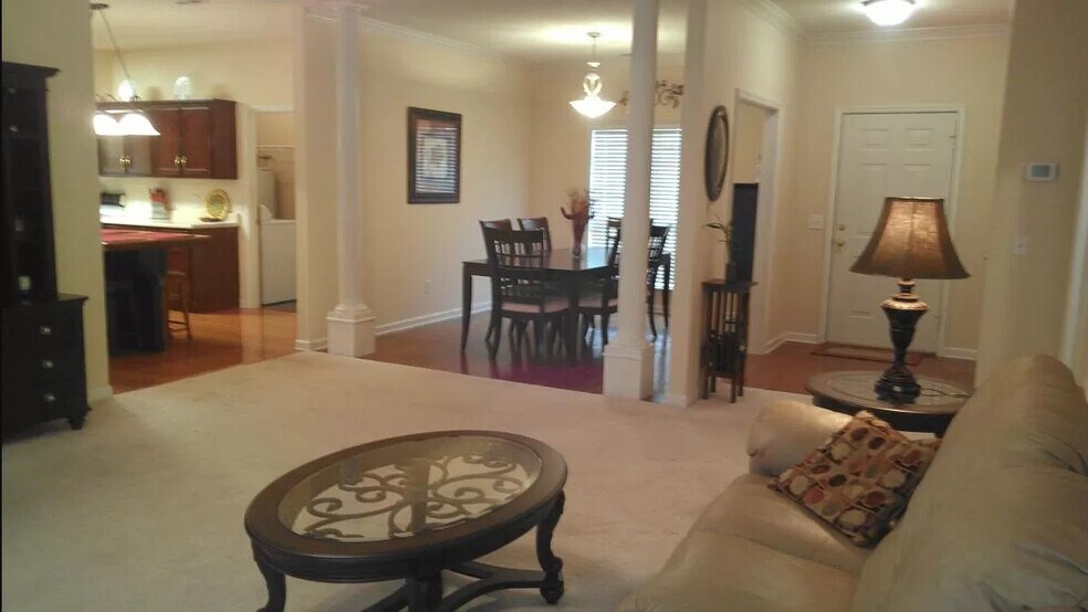 Building Photo - 813 Halstead Ct SE