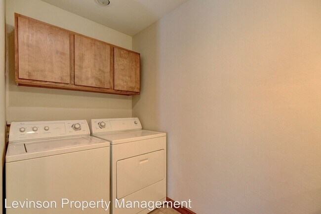 Building Photo - 3 br, 2 bath House - 807 S Littler Ave