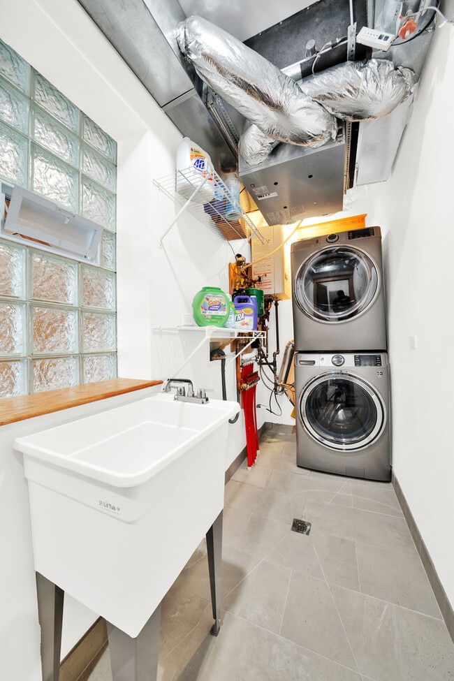 Building Photo - 1226 S 60th Ct