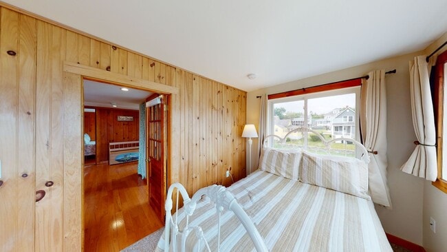 Building Photo - Winter Rental Only. Single Family Available: September 1 to April 30th - May 15th