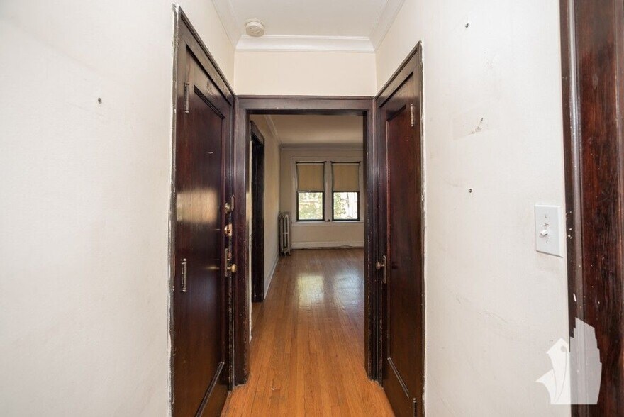 Building Photo - 2015 W Ainslie St