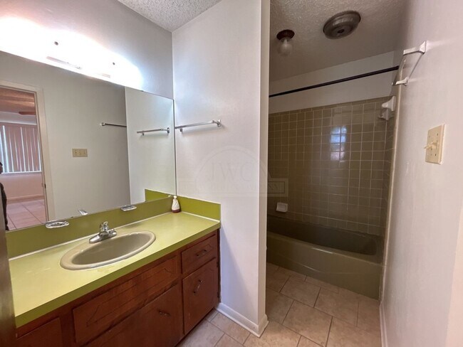 Building Photo - 2408 Carnation Dr
