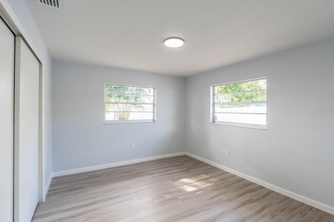 Building Photo - 306 Harvey Ave NE