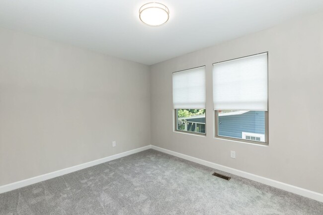 Building Photo - LIKE NEW THREE BEDROOM HOME!