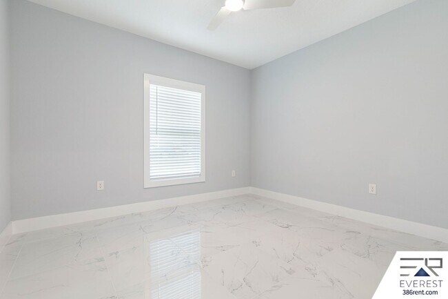 Building Photo - FULLY FENCED, LIKE NEW, CUSTOM BUILT 3/2/2 ON A CUL DE SAC IN DESIRABLE QUAIL HOLLOW