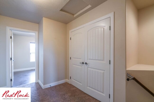 Building Photo - 3 Bedroom Townhome In Southgate Community