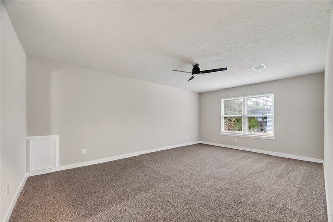 Building Photo - 2402 Oak Shores Dr