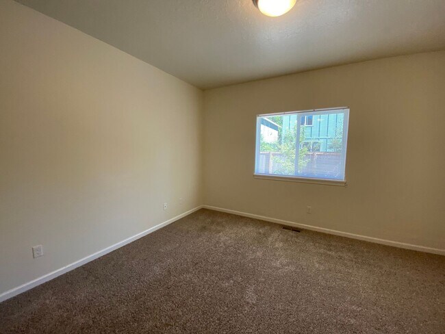 Building Photo - 1011 Coburg Rd