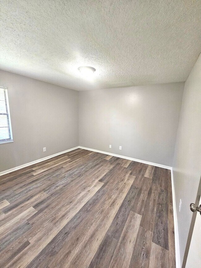 Building Photo - Newly Renovated 1 Bedroom, available Now!