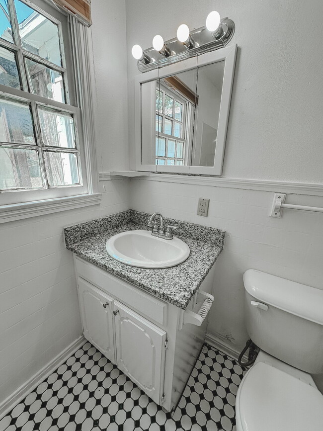 Building Photo - Cute 2/2 with lots of character!