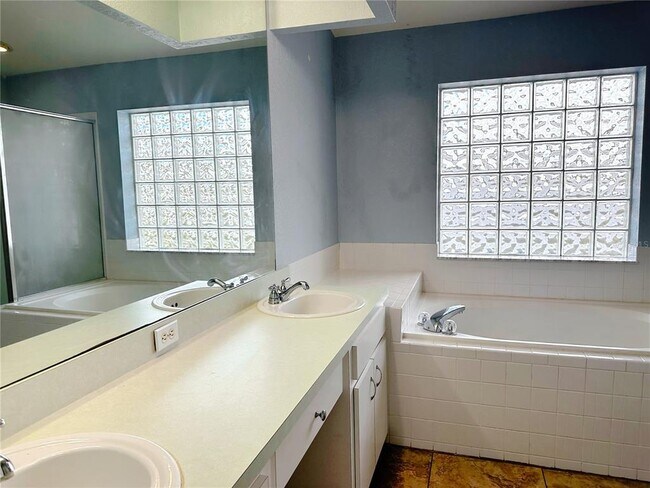 Building Photo - 5544 Fischer Dr