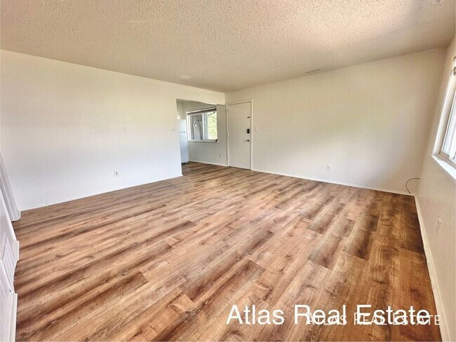 Building Photo - 303 University Dr